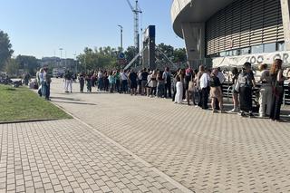 Tłumy pod Atlas Areną przed koncertem Louisa Tomlinsona. Fani pojawili się z samego rana!