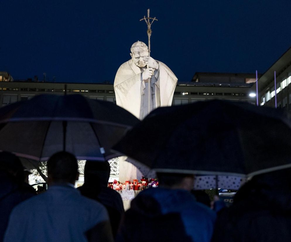 Kolejna noc papieża w szpitalu