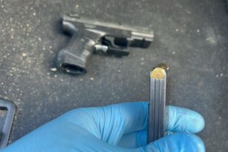 Nielegalna broń i substancje w samochodzie. Zatrzymano 23-latka w Warszawie