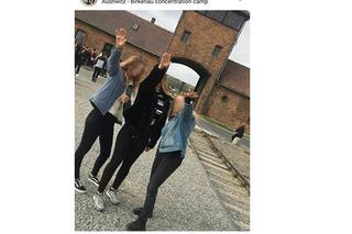 Nastolatki hailowały przed bramą Auschwitz. Sprawą zajmie się prokuratura