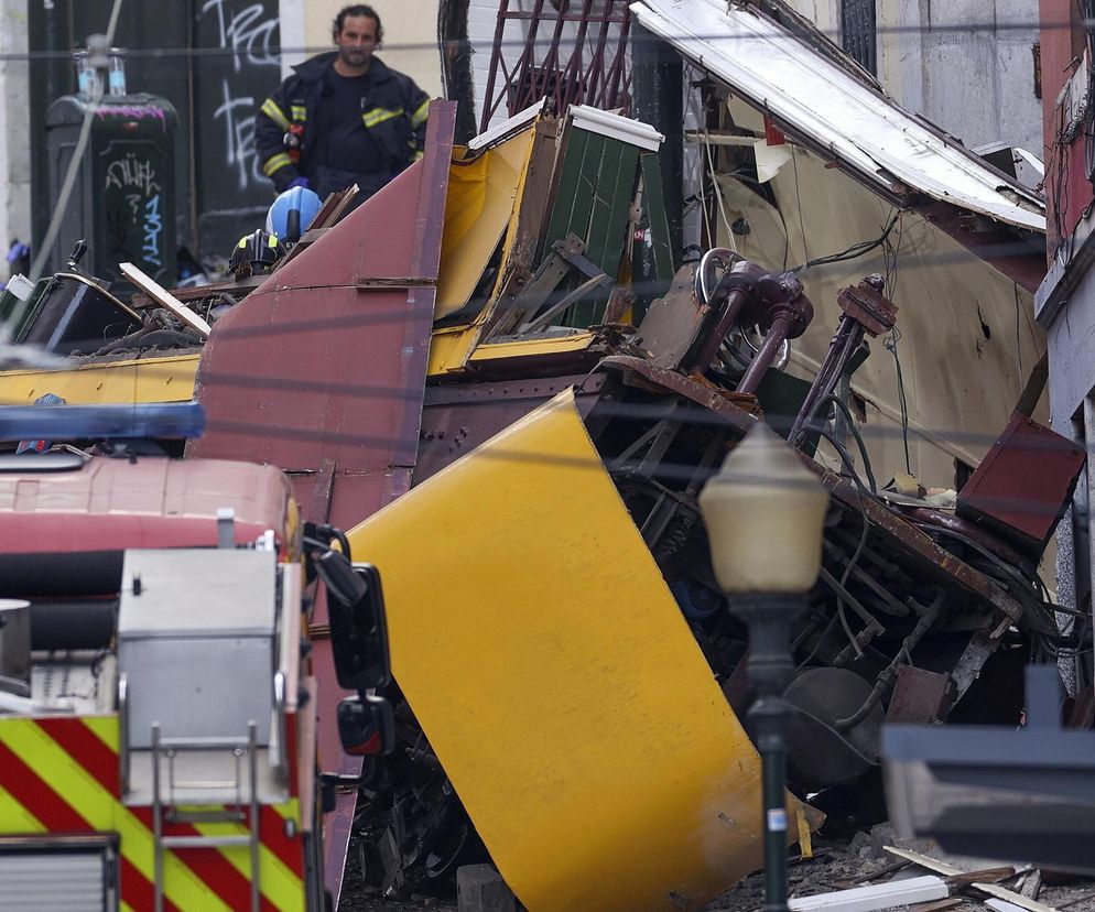 Katastrofa kolejki turystycznej! Wypadła z szyn i gruchnęła w budynek. Co najmniej 15 osób nie żyje!