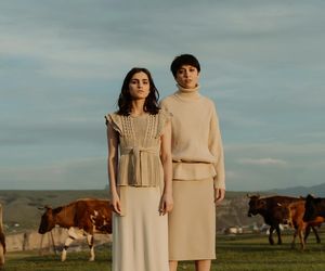 Długa spódnica to nieodłączny element modnych stylizacji. Naszą je zarówno romantyczki, jak i fanki stylu grunge 