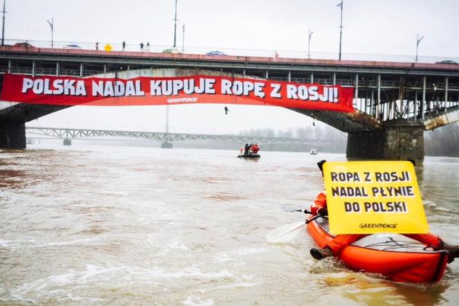 Protest Greenpeace Polska na moście Poniatowskiego