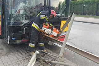 Koszmarny wypadek nocnego autobusu w Warszawie. Nadział się na barierę! Kierowca zasnął?