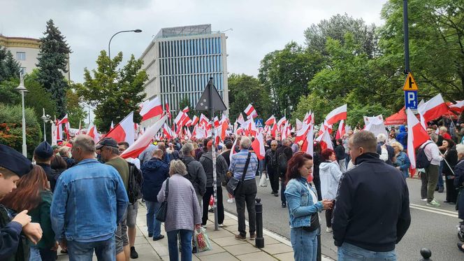 Pod Sejmem gromadzą się ludzie w oczekiwaniu na zaprzysiężenie Karola Nawrockiego 6.08.2025
