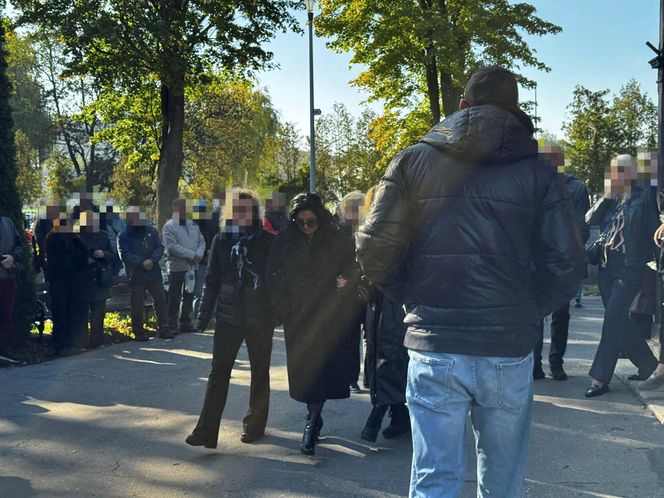Zapłakana Edzia z nad grobem Dżejka. Kaźmierska nie weszła jej w drogę