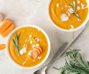 Zamiast wydawać na drogie kremy, zacznij zdrowo jeść. Ta pyszna zupa działa odmładzająco 