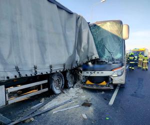 Zderzenie autokaru z ciężarówką w Skołoszowie. Dwanaście osób rannych 