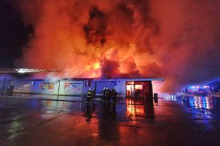 Potężny pożar Biedronki. Zawalił się dach! Kilkanaście zastępów straży walczyło z żywiołem