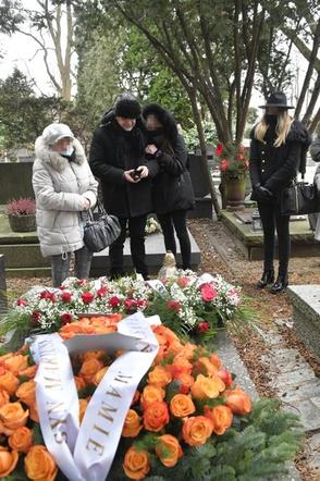 Mariusz Czajka nad grobem matki. Relacja z pogrzebu