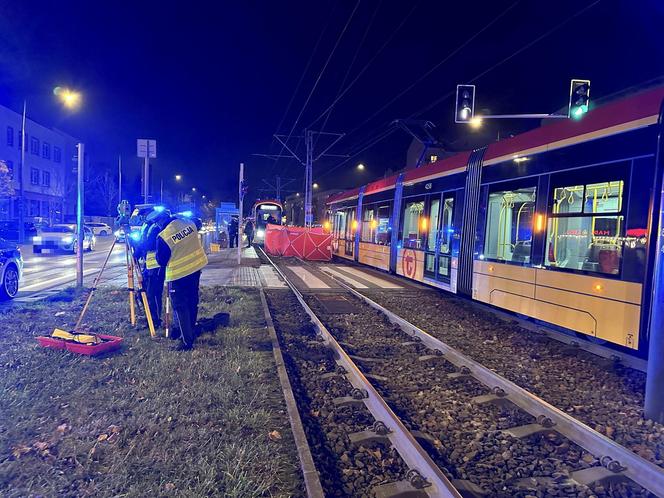 Wszedł na torowisko na czerwonym świecie. Przejechał go tramwaj. Zginął na miejscu