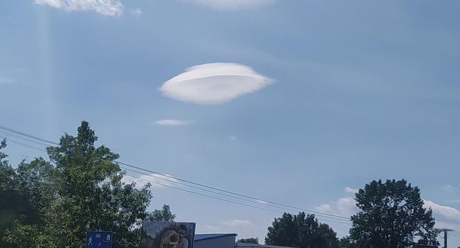 O krok od tragedii na Mazowszu. Roman wypadł z drogi, bo fotografował chmurę w kształcie UFO