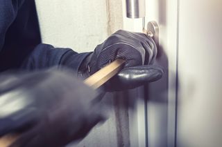 Spragniony złodziej wyłamał sklepowe drzwi. Spłoszył go dźwięk alarmu