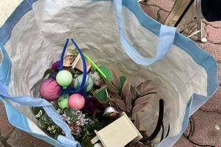 Pani Monika z delikatesów na Ochocie podbiła serca klientów fantazyjnymi nakryciami głowy