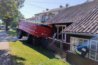 Przyczepa ze zbożem uderzyła w dom