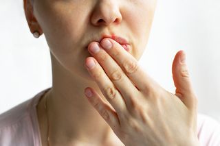 Bolesne objawy niedoboru witaminy B12. Można je dostrzec w jamie ustnej