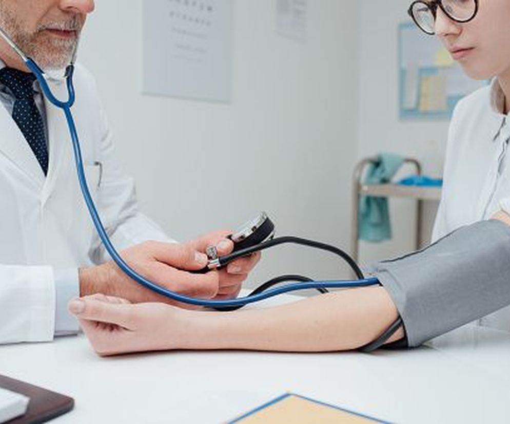 Syndrom białego fartucha nie jest chorobą, to reakcja psychiczna w odpowiedzi na stres.