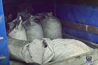 Policjanci znaleźli 340 worków z węglem. Były w nich prawie 4 tonu  