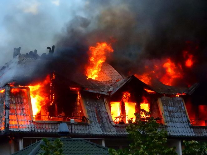 Pożar bloku w Ząbkach. Przerażające zdjęcia z miejsca tragedii
