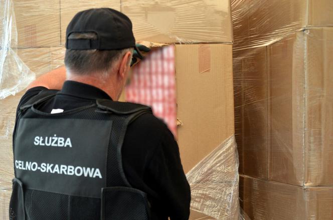 Budzisko. Kontrabanda za 7 mln zł zamiast brykietu w ciężarówce [ZDJĘCIA]