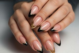 Czarny french, czyli elegancja z pazurem, która podbija trendy w branży manicure [INSPIRACJE]
