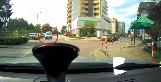Policja pokazuje dramatyczna nagranie z pijanym kierowcą. 49-latek siał postrach na drogach Piaseczna