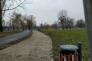 Warszawski Park Zachodni tonie w śmieciach. Dzielnica zapowiada dodatkowe sprzątanie
