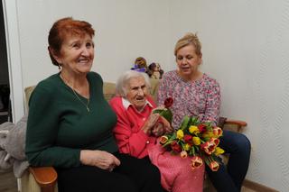 Dzień zaczyna od koniaku