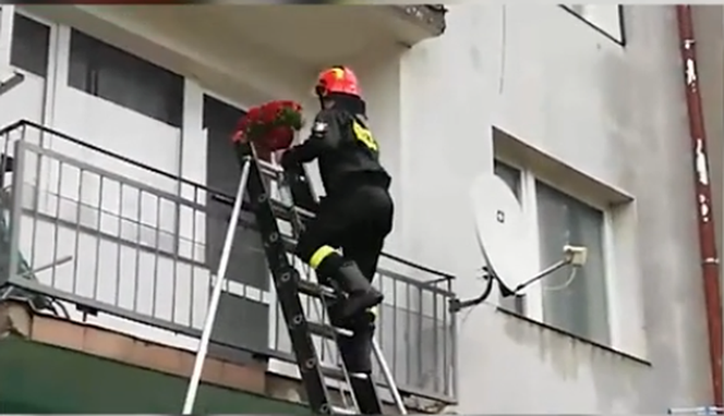 Wysoka: Przyjechał na sygnale do ukochanej. Wszedł na balkon i padł na kolana [WIDEO]