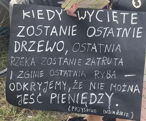 Protest mieszkańców przeciwko wycince drzew pod budowę linii tramwajowej do Mistrzejowic.