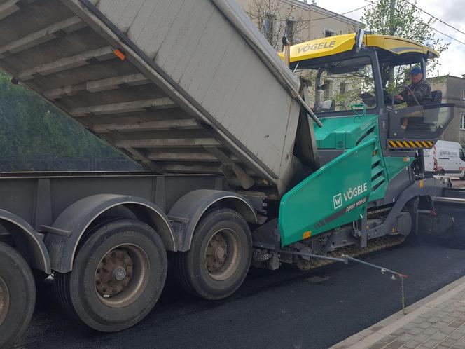 Kończy się przebudowa odcinka Dożynkowej w Lesznie. Drogowcy wylewają dziś asfalt na jezdni 