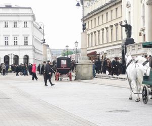 Co się dzieje na Krakowskim Przedmieściu w Warszawie? Rosyjskie napisy na ulicach