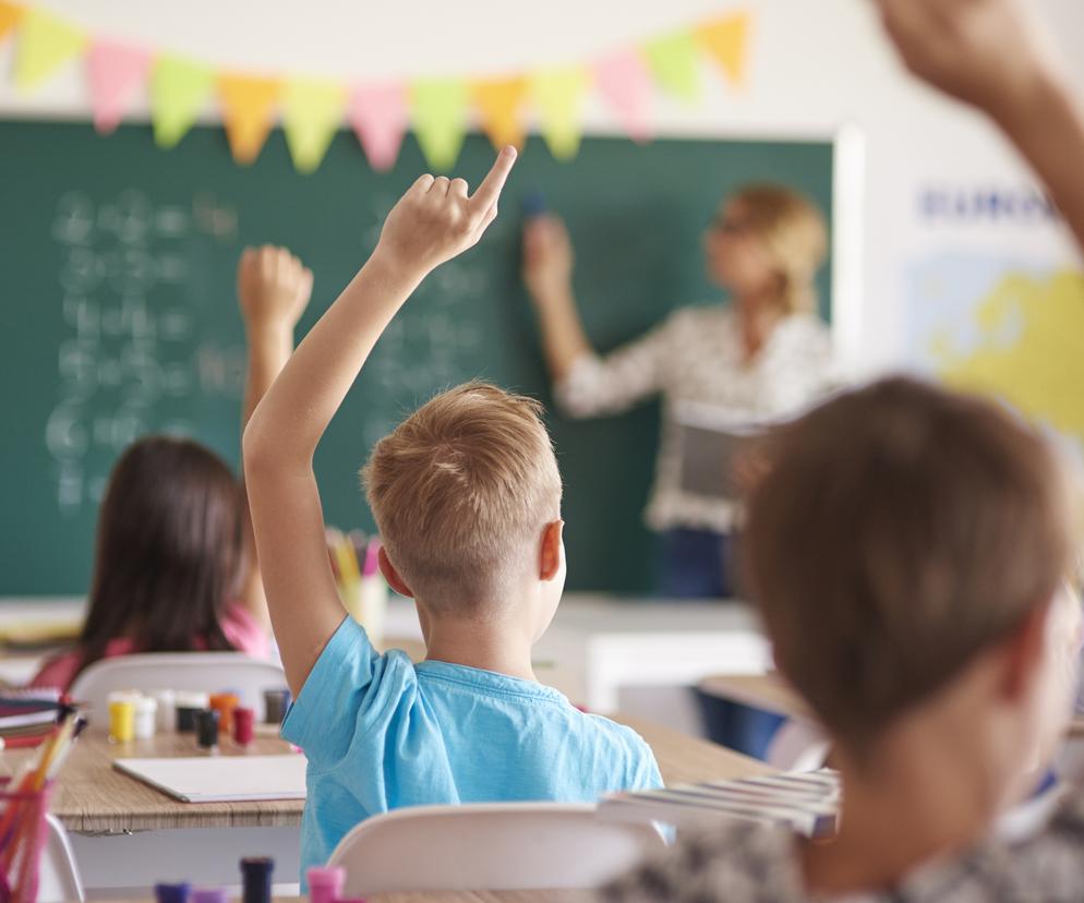 Panika wśród rodziców. Szkoły rozdają zgody na podanie dzieciom jodku potasu