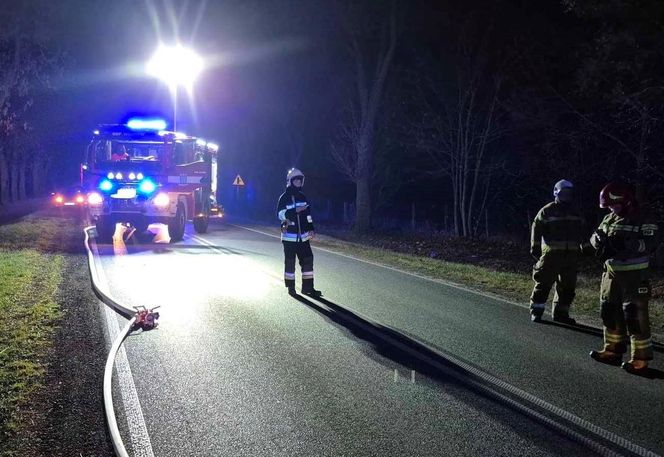 Na DK 63 auto stanęło w płomieniach po zderzeniu z innym samochodem