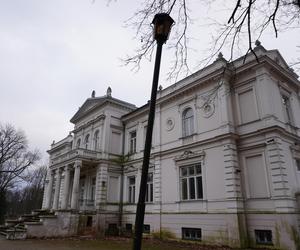 To neoklasycystyczny pałac z XIX wieku. Dzisiaj niszczeje opuszczony na obrzeżach Białegostoku