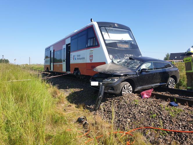 Tragiczny wypadek na przejeździe kolejowym w Krzycku. Pociąg uderzył w samochód