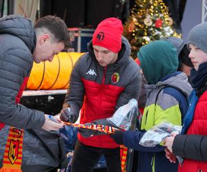 Piłkarze Jagiellonii Białystok na Jarmarku Świątecznym w centrum