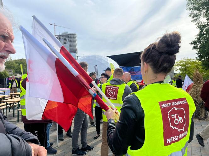 Rolnicy wjechali z gnojem na Europejski Kongres Gospodarczy w Katowicach. Protest przeciwko Zielonemu Ładowi