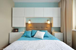 Mała sypialnia: minimalizm formy na tle turkusowej ściany w sypialni
