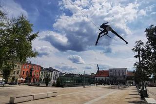 Największa na świecie galeria plenerowa balansujących rzeźb Jerzego Kędziory. Stary Rynek w Częstochowie