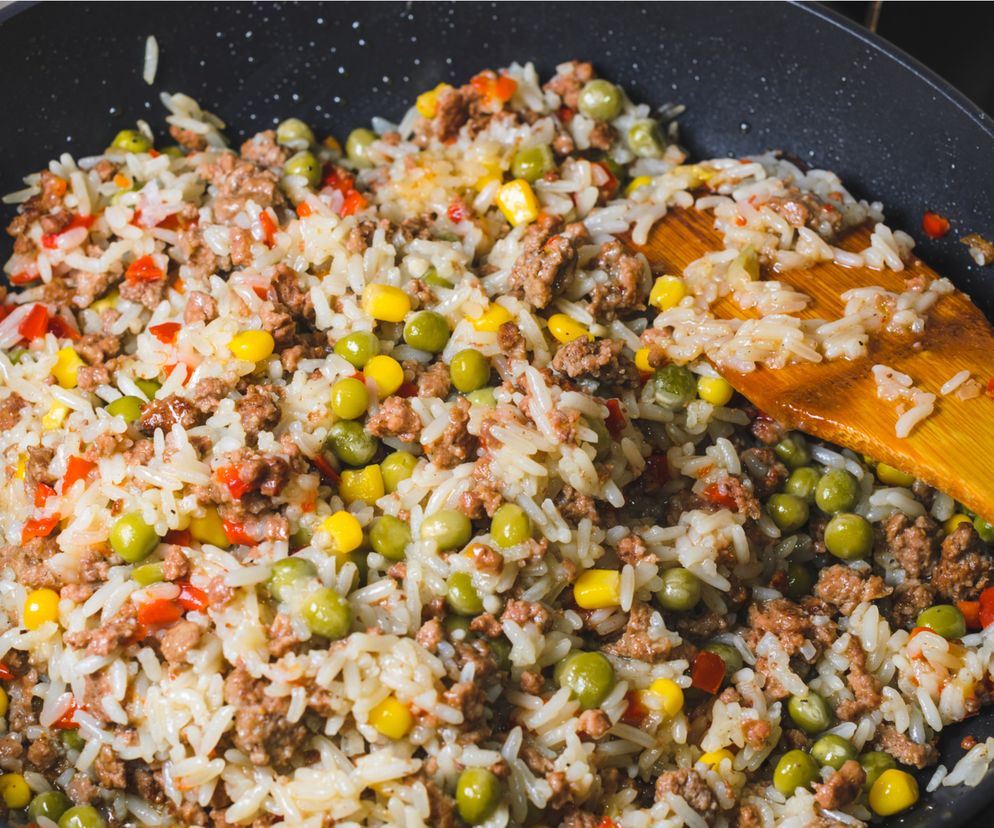 Ryż z mięsem mielonym i warzywami z patelni