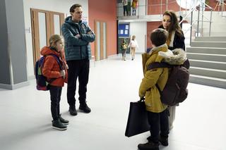 Barwy szczęścia odc. 2623. Kasia (Katarzyna Glinka), Ksawery (Bartosz Gruchot), Maks (Mikołaj Wachowski), Igor Duszyński (Tomasz Nosiński)