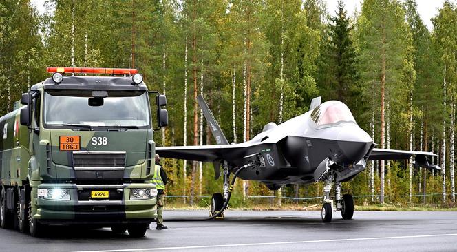 Norewski F-35A tankuje na drodze 