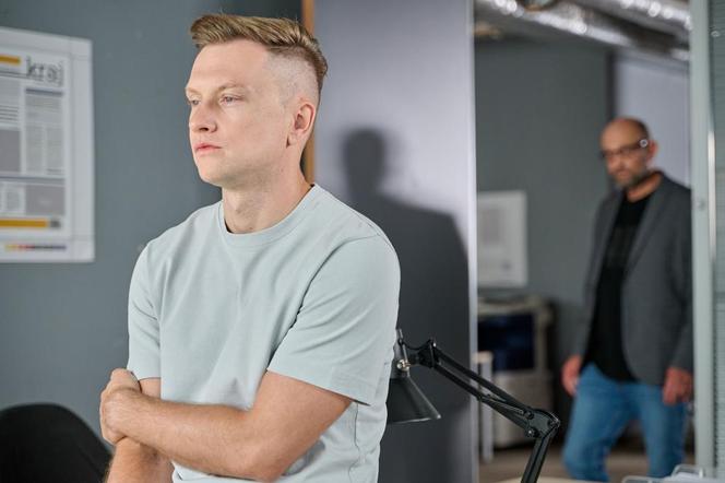Na Wspólnej, odc. 3705: Igor (Jakub Wesołowski), naczelny Artur (Janusz Chabior)