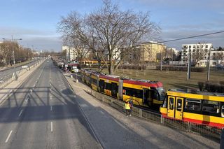 Zderzenie tramwaju z samochodem w Warszawie. Duże utrudnienia 