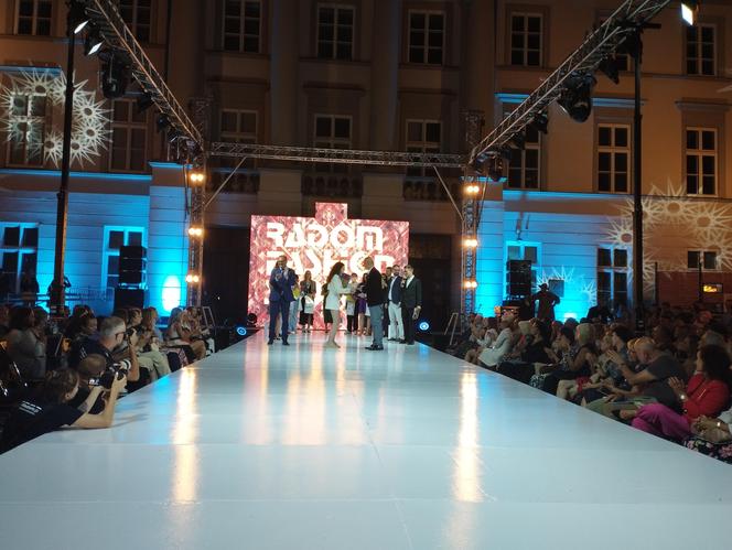 RADOM FASHION SHOW