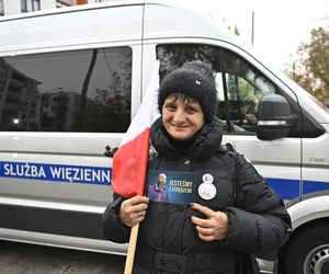 Oczekiwanie na wyjście ks. Michała Olszewskiego na wolność