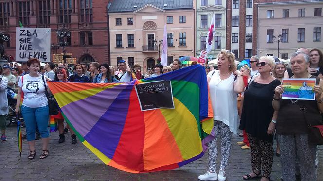  Toruń mówi NIE mowie nienawiści! Tęczowy wiec na Rynku Staromiejskim [ZDJĘCIA]