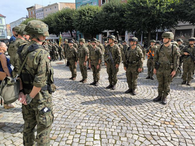 Żołnierze na rynku w Lesznie