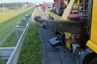 Potworny wypadek pod Białobrzegami! 55-latek zjechał nas pas awaryjny, ale zmiażdżyła go ciężarówka [ZDJĘCIA]